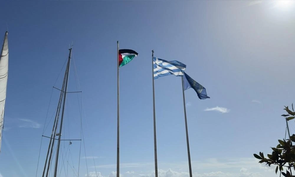 Πρέβεζα: Ανάρτησαν τη σημαία της Παλαιστίνης έξω από το Δημαρχείο